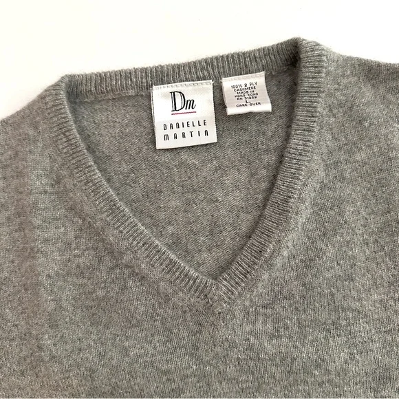 EUC Danielle Martin 2-Ply Cashmere V-Neck Sweater - Gray - Picture 3 of 4